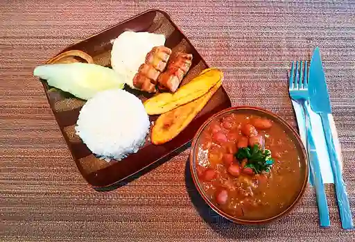 Frijoles con Chicharrón