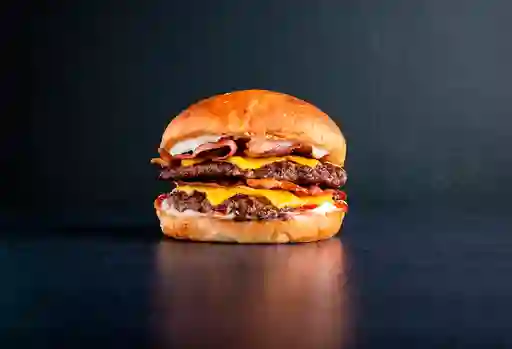 una Hamburguesa Doble Carne y Papas