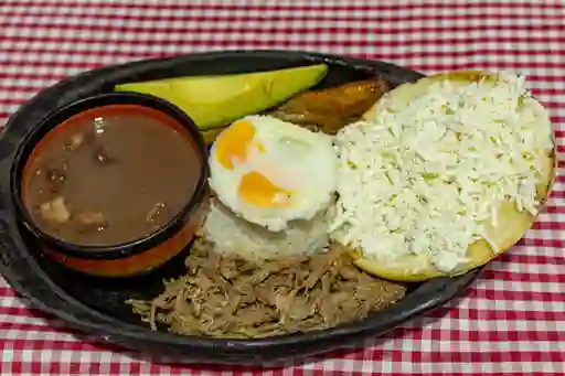 Carne Desmechada con Arepa y Huevo