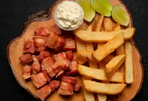 Patatas Bravas con Chicharrón