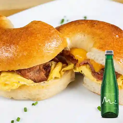 Combo Bagel Bacon Egg & Cheese + Agua Manantial con Gas 500ml