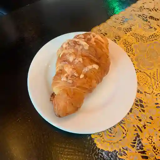 Combo Croissant Queso y Bebida de 9 Onzas