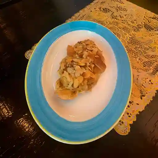 Combo Croissant Almendra y Bebida 9 Onzas