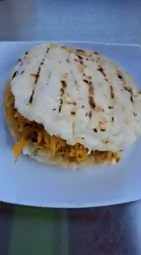 Arepa con Pollo Desmechado