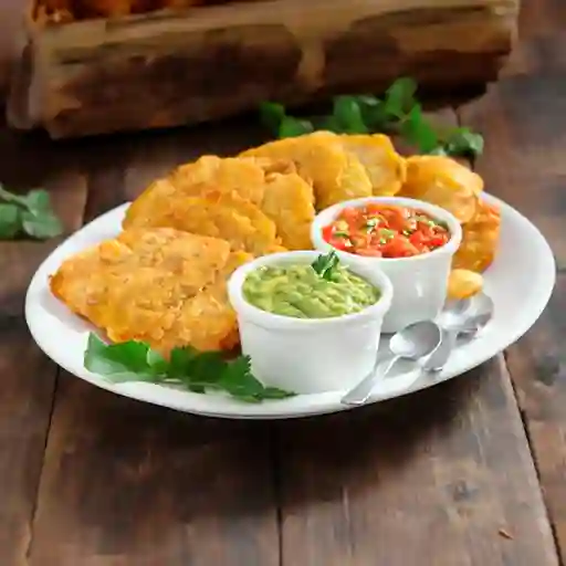 Patacones con Hogao y Guacamole