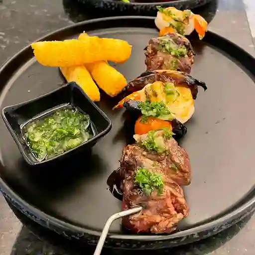 Brocheta de Res, Chicharrón y Pechuga