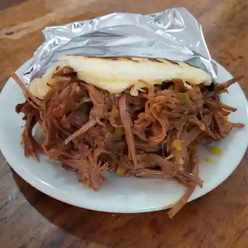 Arepa con Carne y Queso