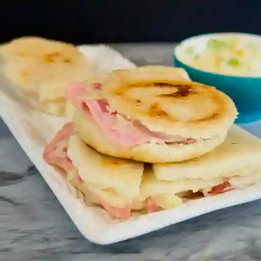 Arepa con Jamón y Queso