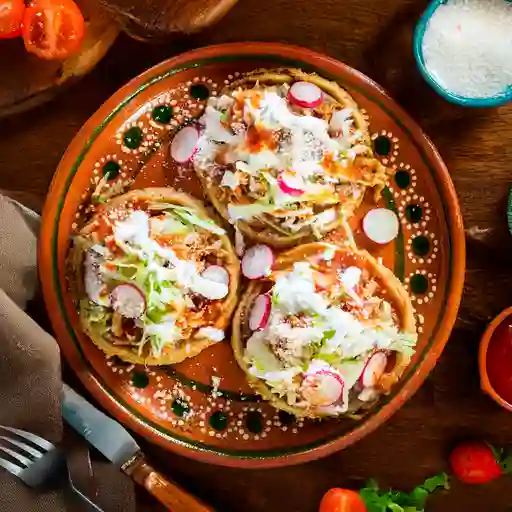 Sopes de Tinga de Pollo X4