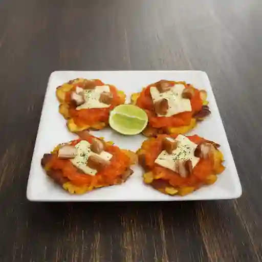 Patacones con Hogao y Chicharrón