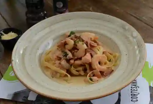 Fetuccini con Salmón y Camarones