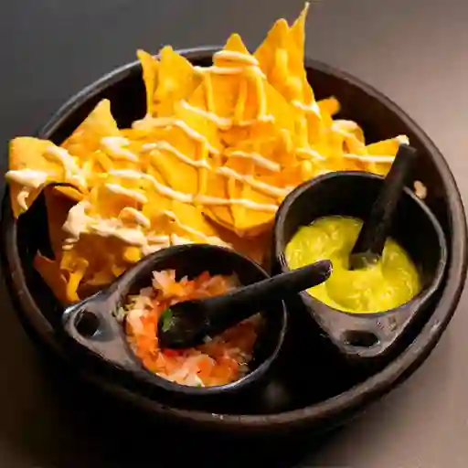 Nachos Guaca y Salsa