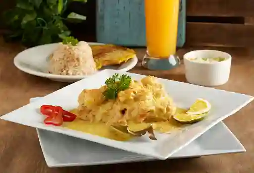 Salmón en Salsa de Camarones