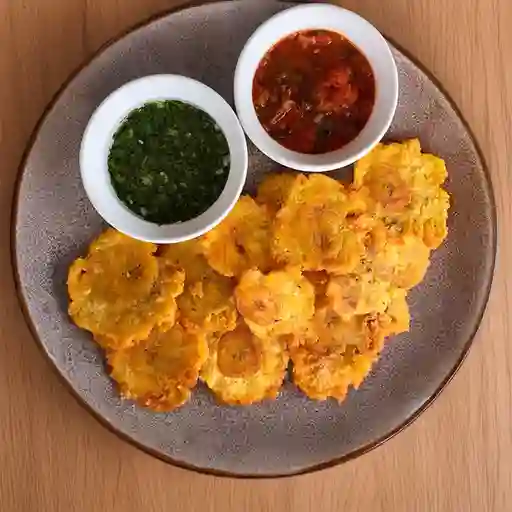 Tostados de Platano con Salsa Criolla