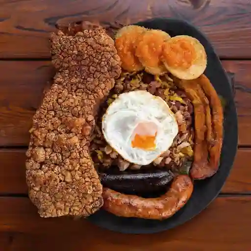 Chicharrón de 50 Patas en Bandeja Criolla