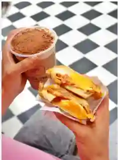 Combo Croissant Jamón y Queso y Milo