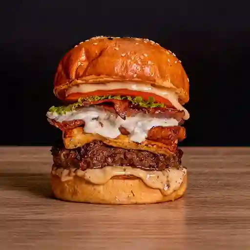 Hamburguesa Costeña y Papas Francesas