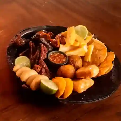 Salchipapas Picada para 2