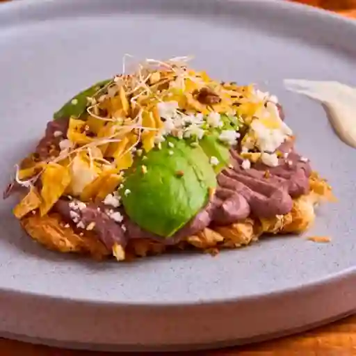 Remontado con Hummus de Caraota