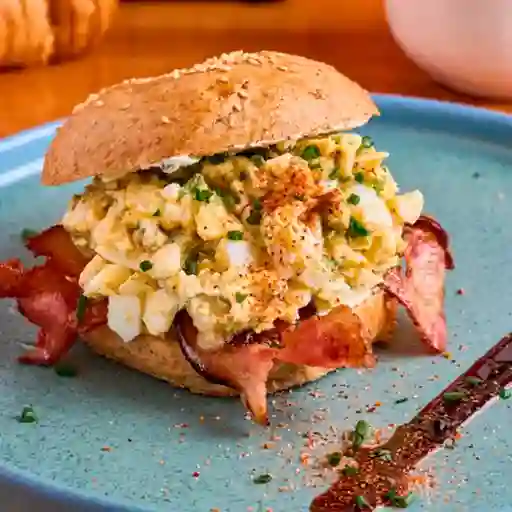 Bagel de Huevo con Sour de Maduro