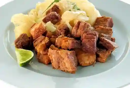 Chicharrones con Bollo De Maíz y Queso