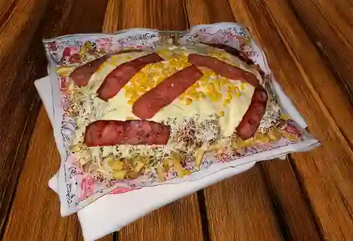 Salchipapa Suiza con Tocineta