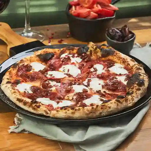 Pizza Salami, Stracciatella y Dátiles