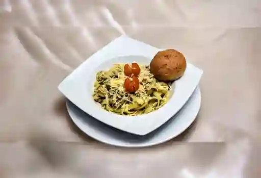 Fettuccine con Pollo y Pesto