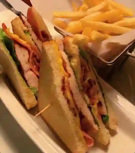 Club Sándwich con Papas