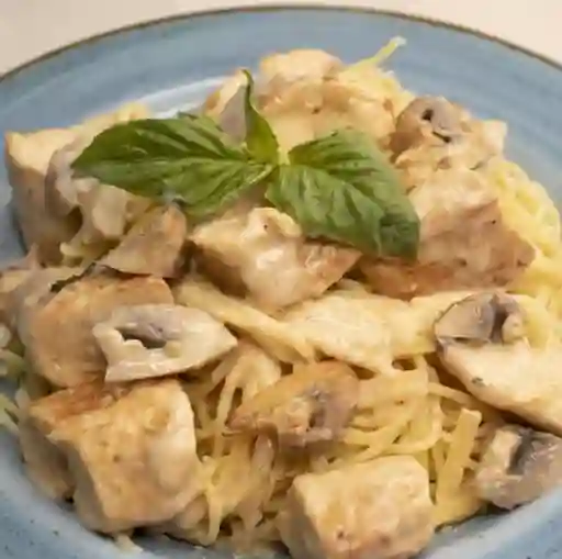 Pasta con Pollo y Champiñones