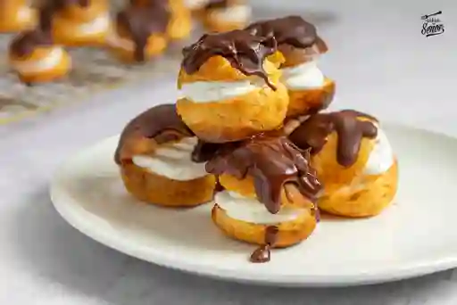 Profiteroles con Arequipe