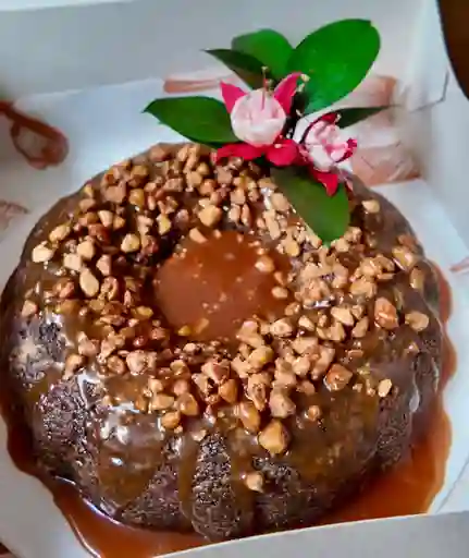 Torta de Banano con Caramelo Salado y Macadamia