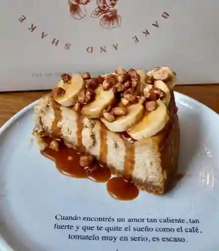 Porción Cheesecake de Mantequilla de Maní,banano, Caramelo Salad
