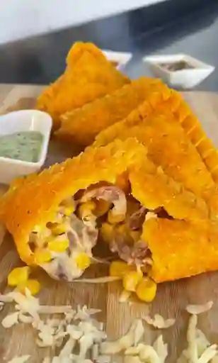 Empanada Tocineta Queso y Maicitos