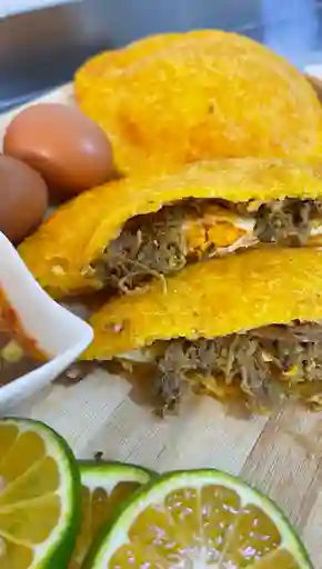 Arepa de Huevo con Carne Desmechada