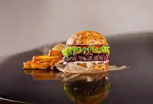 Hamburguesa de Pollo Al Wok con Ají de Gallina: Fusión Perfecta