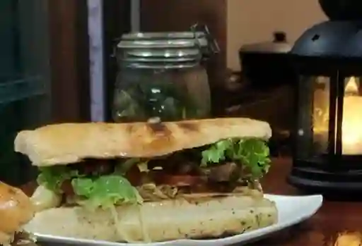 Sándwich Parrillero con Carne