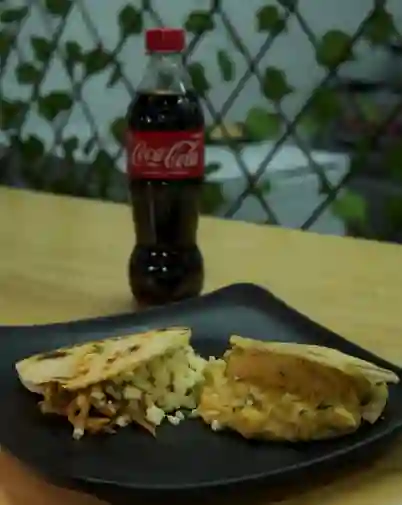 Arepa Rellena de Pollo con Salsa Especial