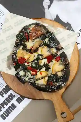 Pizza Negra de Queso Azul