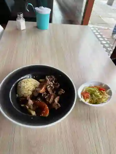 Lomo Salteado al Estilo Peruano