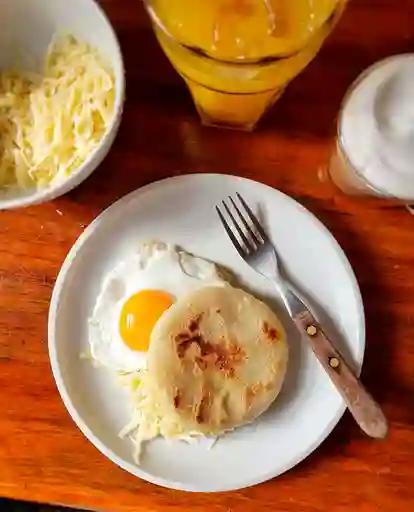 Huevos Fritos con Arepa