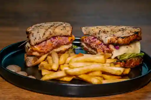 Chicken Sandwich de la Casa + Papas