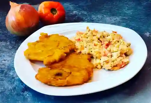 Huevos Revueltos con Patacones