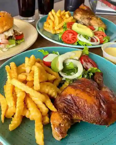 Combo Personal Un (1) Cuarto de Pollo 1 Bebida
