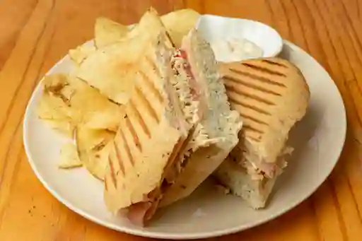 Sándwich de Pollo y Papas Chips