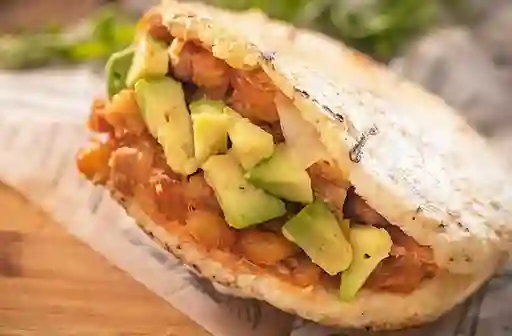 Arepa Rellena con Chicharrón