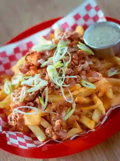 Papas con Cheddar, Tocineta y Verdeo