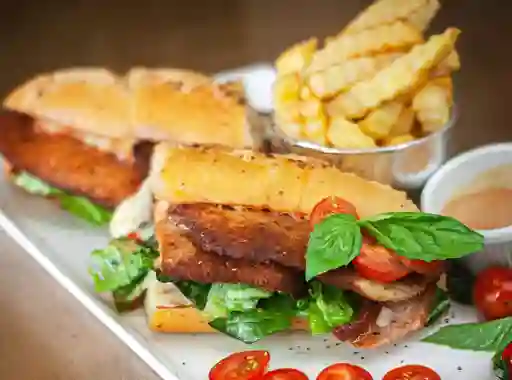 Sándwich de Milanesa Argentina Retiro con Chimichurri Picante