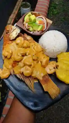 Mojarra en salsa marinera