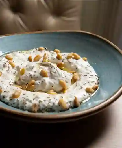 Baba Ganoush Labneh con Piñones
